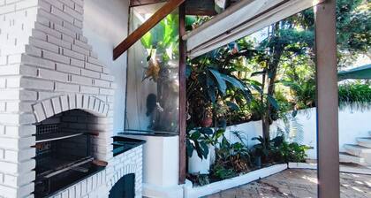Casa aconchegante para familias, com piscina, churrasqueira, muito verde e sol