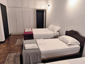 4 chambres, bureau, fer et planche à repasser, lit de bébé portatif