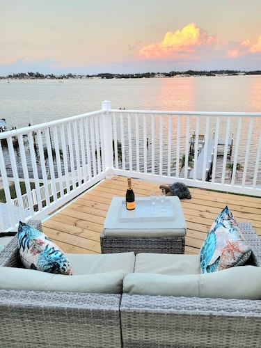 Anna Maria Sunrise on the Bay, Sunsets on the beach.Luxury 3BR with Rooftop Deck