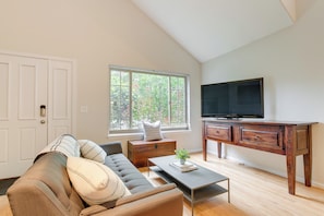 TV, fireplace, books, stereo - 1 Mi to Dtwn: Stylish Denver Home w/ Patio (Denver)