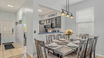 Townhouse, Beberapa Tempat Tidur, patio, pemandangan kebun (Memory Maker at Regal Palms Resort) | Tempat makan