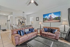 ทาวน์โฮม, หลายเตียง, ลานระเบียง, วิวสวน (Memory Maker at Regal Palms Resort) | บริเวณนั่งเล่น | ทีวีจอแบน 42 นิ้ว พร้อมช่องดิจิตอล