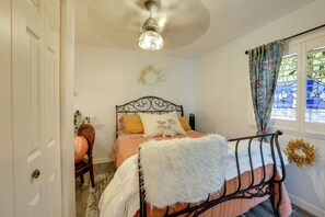 1 bedroom, desk, travel cot, WiFi - Hot Tub & Grill: Pet-Friendly Apt, Walk to Midtown (Reno)