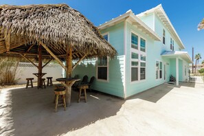 Outdoor dining - Pet Friendly Shared Pool Sleeps 14 (Port Aransas)