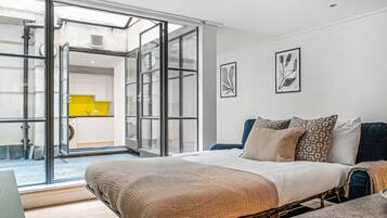 Kaupunkihuoneisto | Oleskelualue | 40–tuumainen äly-TV, jossa satelliittikanavat