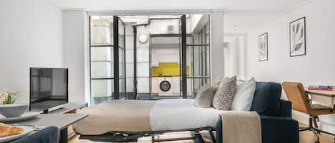 Căn hộ trung tâm thành phố | Khu phòng khách | Smart TV 40-inch có truyền hình vệ tinh