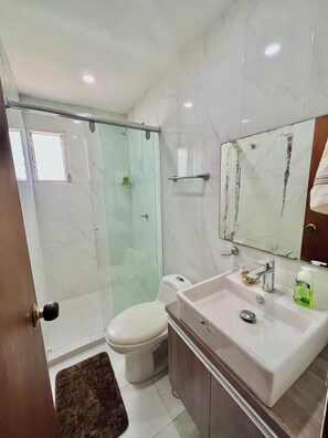 Dusche, Handtücher, Seife, Toilettenpapier