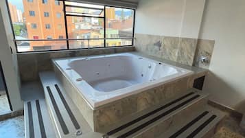 Family Suite, Multiple Beds, Hot Tub, City View | Private spa tub