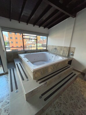 Family Suite, Multiple Beds, Hot Tub, City View | Private spa tub - Hotel Ofix - Laureles (Medellín)