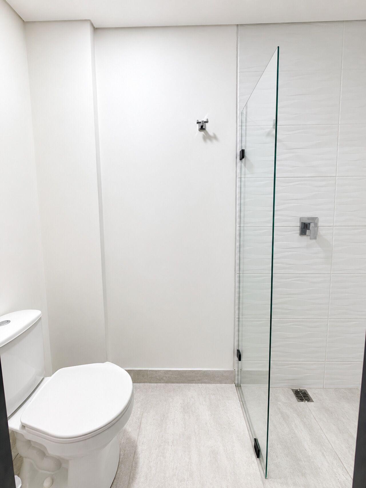 Chambre Quadruple Standard, plusieurs lits, salle de bains attenante | Salle de bain | Sèche-cheveux, serviettes fournies, savon, shampoing