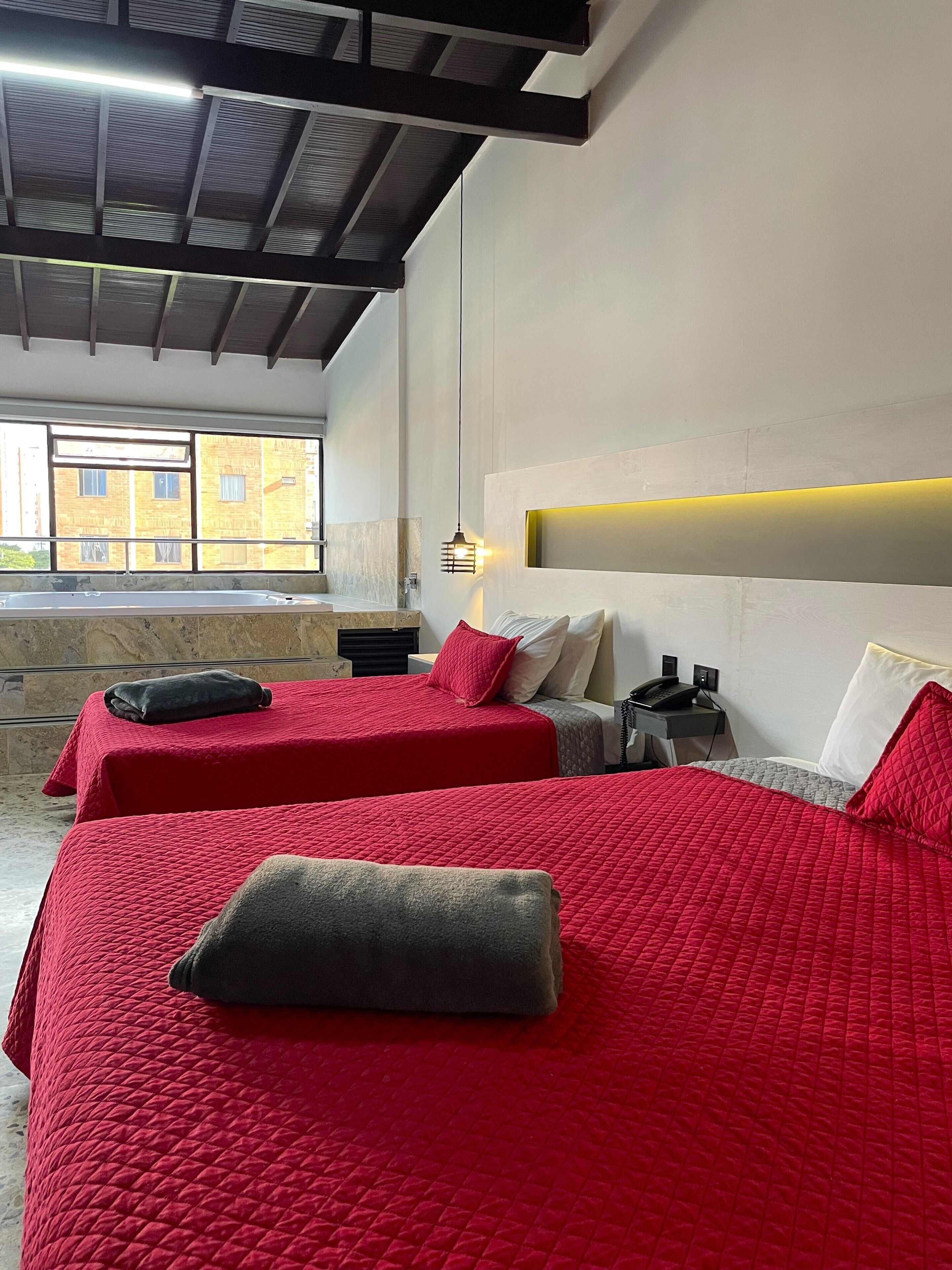 奢华套房, 热水浴缸 | 高档床上用品、羽绒被、迷你吧、特色装修