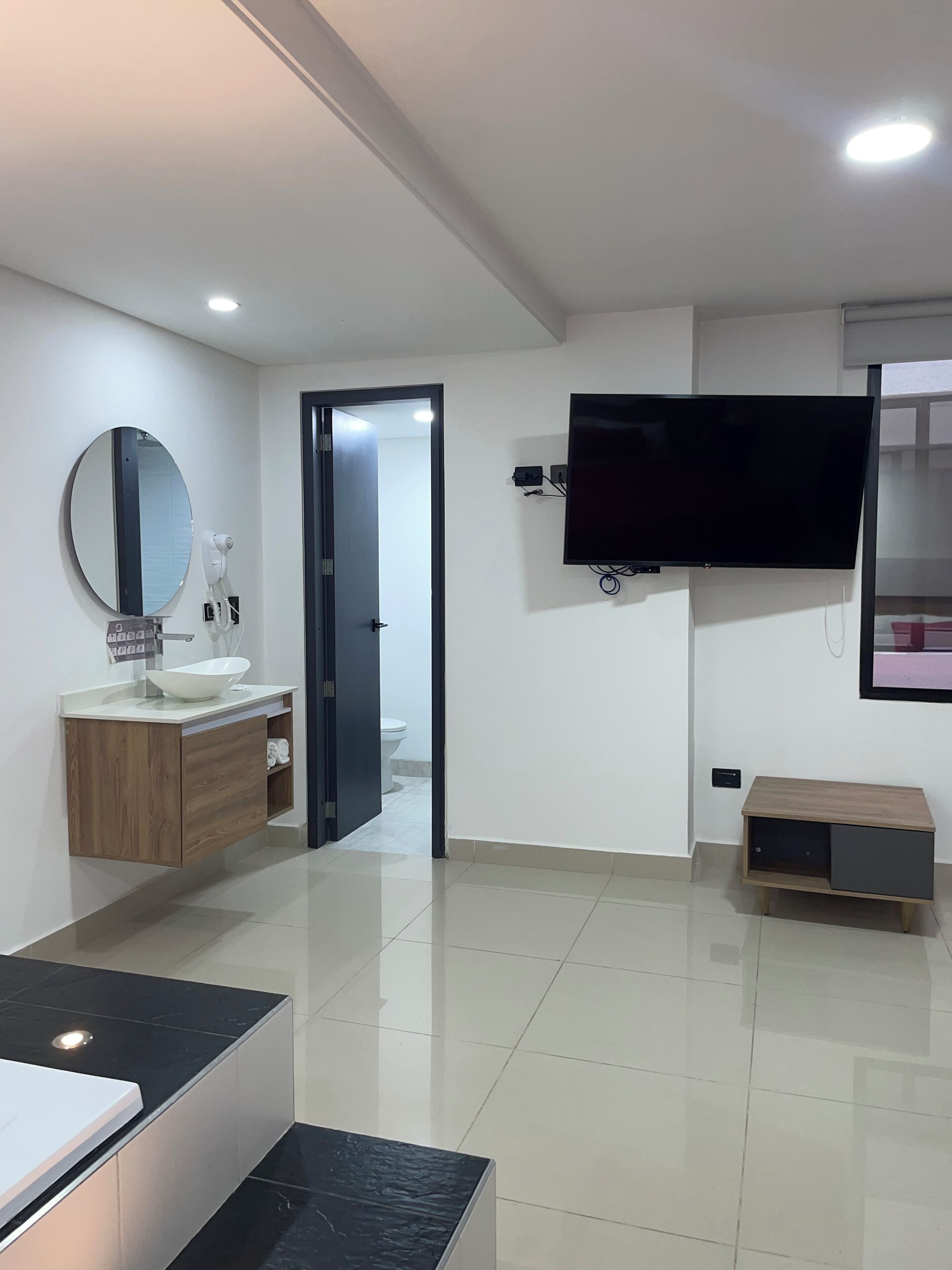 Deluxe Double Room, Hot Tub | Living area | 43-inch flat-screen TV with cable channels