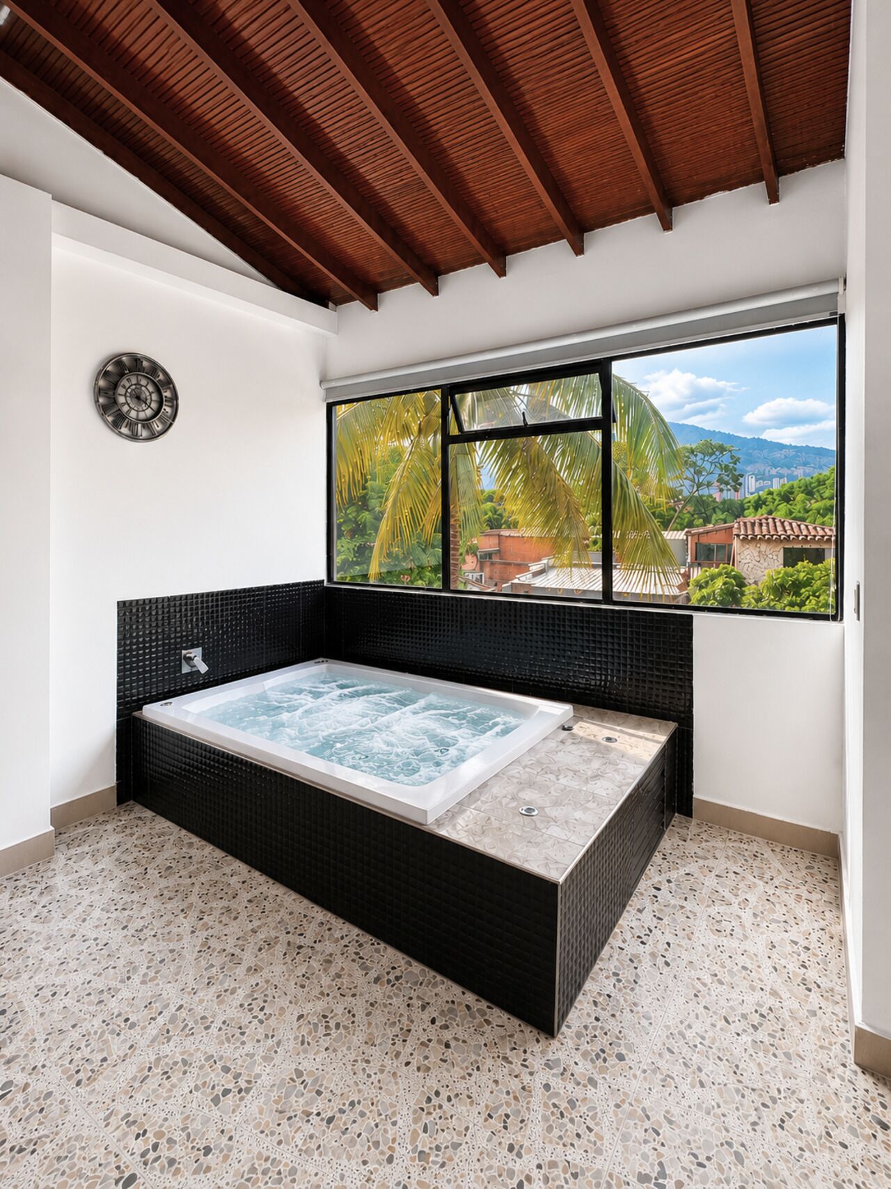 Deluxe Apartment, Hot Tub, City View | Private spa tub
