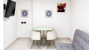 Familienapartment, 2 Schlafzimmer, Zimmerreinigung, Stadtblick | Esszimmer