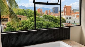 Deluxe Apartment, Hot Tub, City View | Private spa tub
