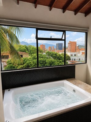 Deluxe Apartment, Hot Tub, City View | Private spa tub - Hotel Ofix - Laureles (Medellín)