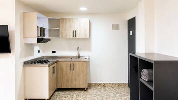 Apartemen Deluks, hot tub, pemandangan kota | Dapur pribadi | Penggorengan