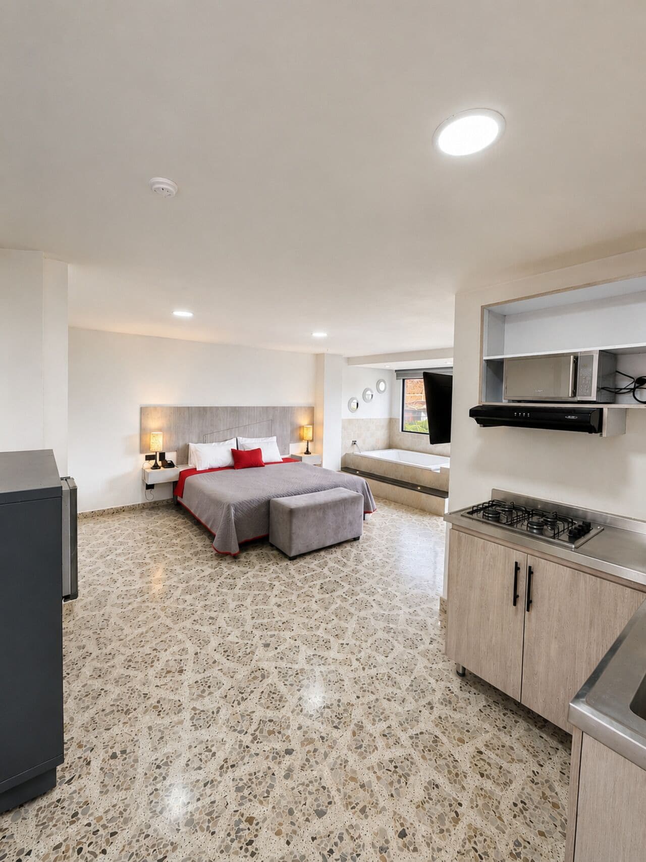 Appartement Deluxe, bain à remous, vue ville | Literie de qualité supérieure, couette en duvet d'oie, minibar
