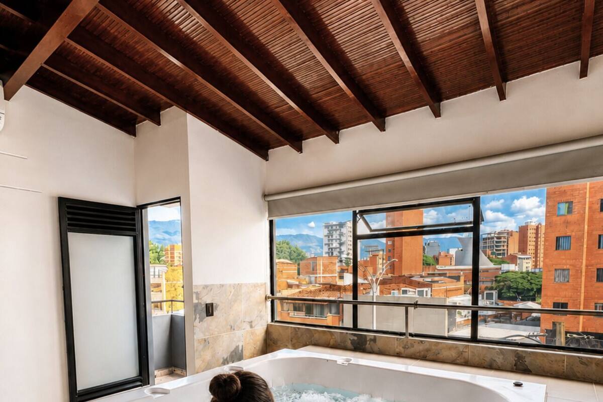 Family Suite, Multiple Beds, Hot Tub, City View | Private spa tub