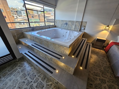 Suite familiare, letti multipli, idromassaggio, vista città | Vasca idromassaggio privata. Hotel Ofix - Laureles Estadio