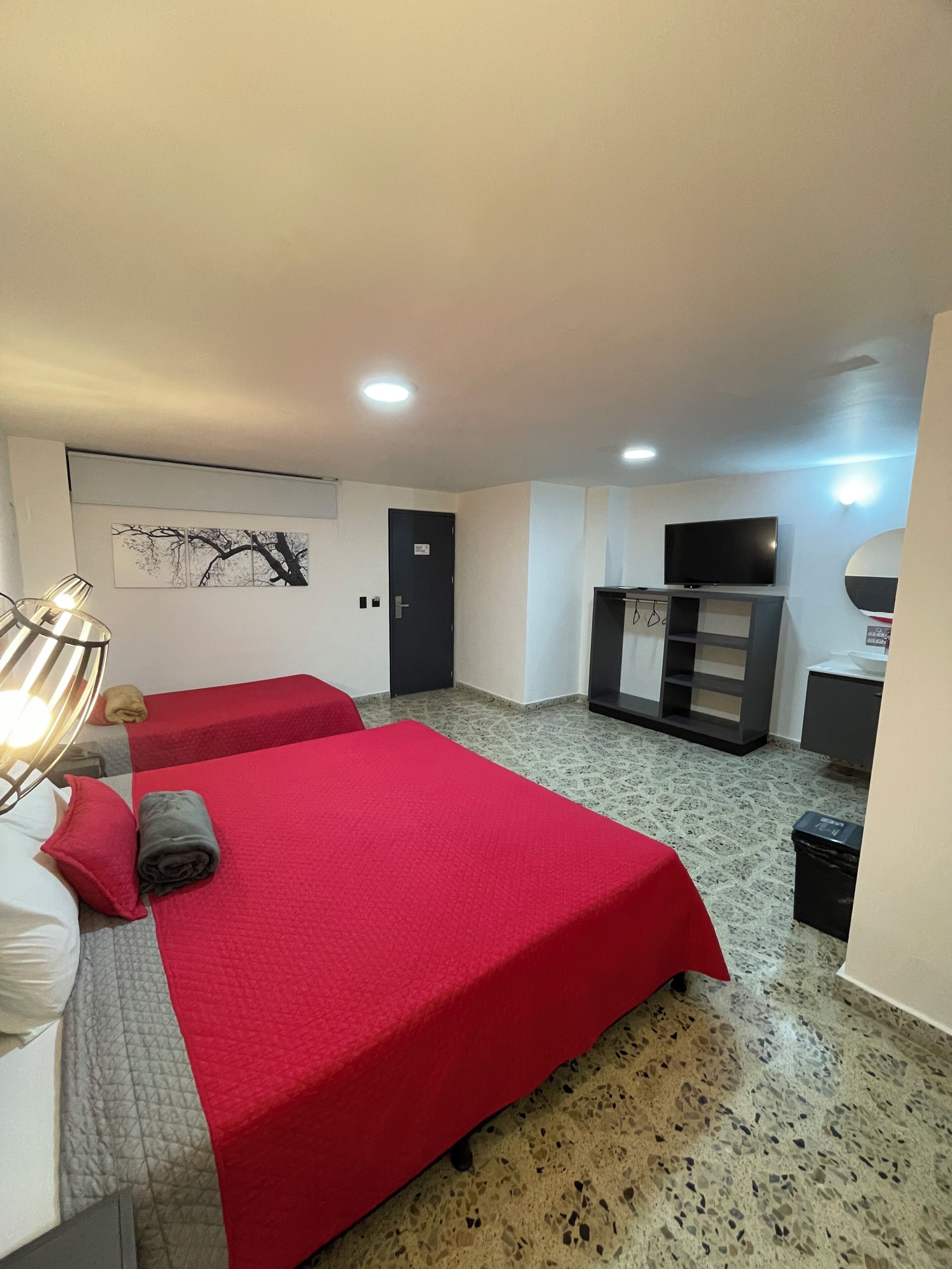 Ropa de cama de alta calidad, cubrecamas y minibar 