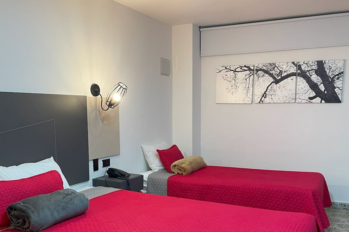 Habitación triple estándar | 2 dormitorios, ropa de cama hipoalergénica, minibar
