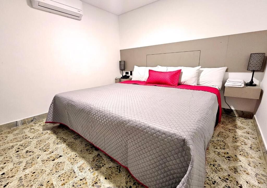 Ropa de cama de alta calidad, cubrecamas y minibar 