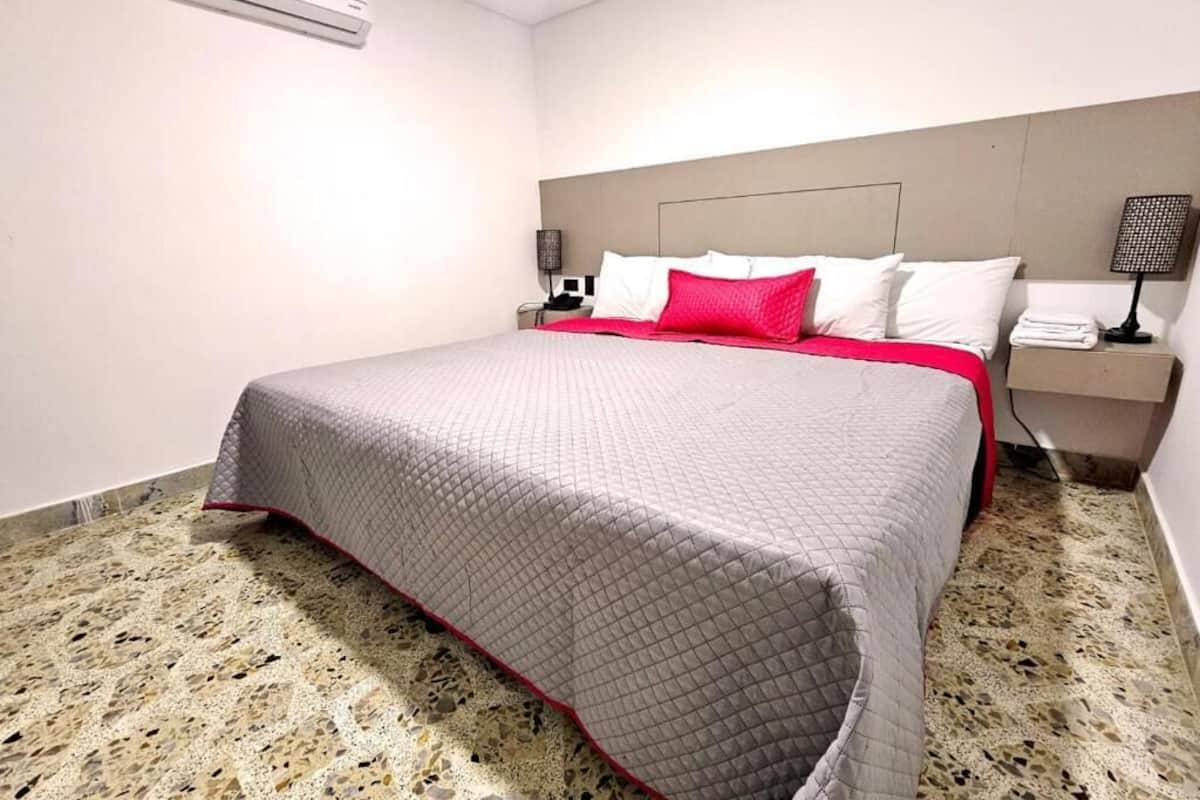 2 bedrooms, hypo-allergenic bedding, minibar, laptop workspace