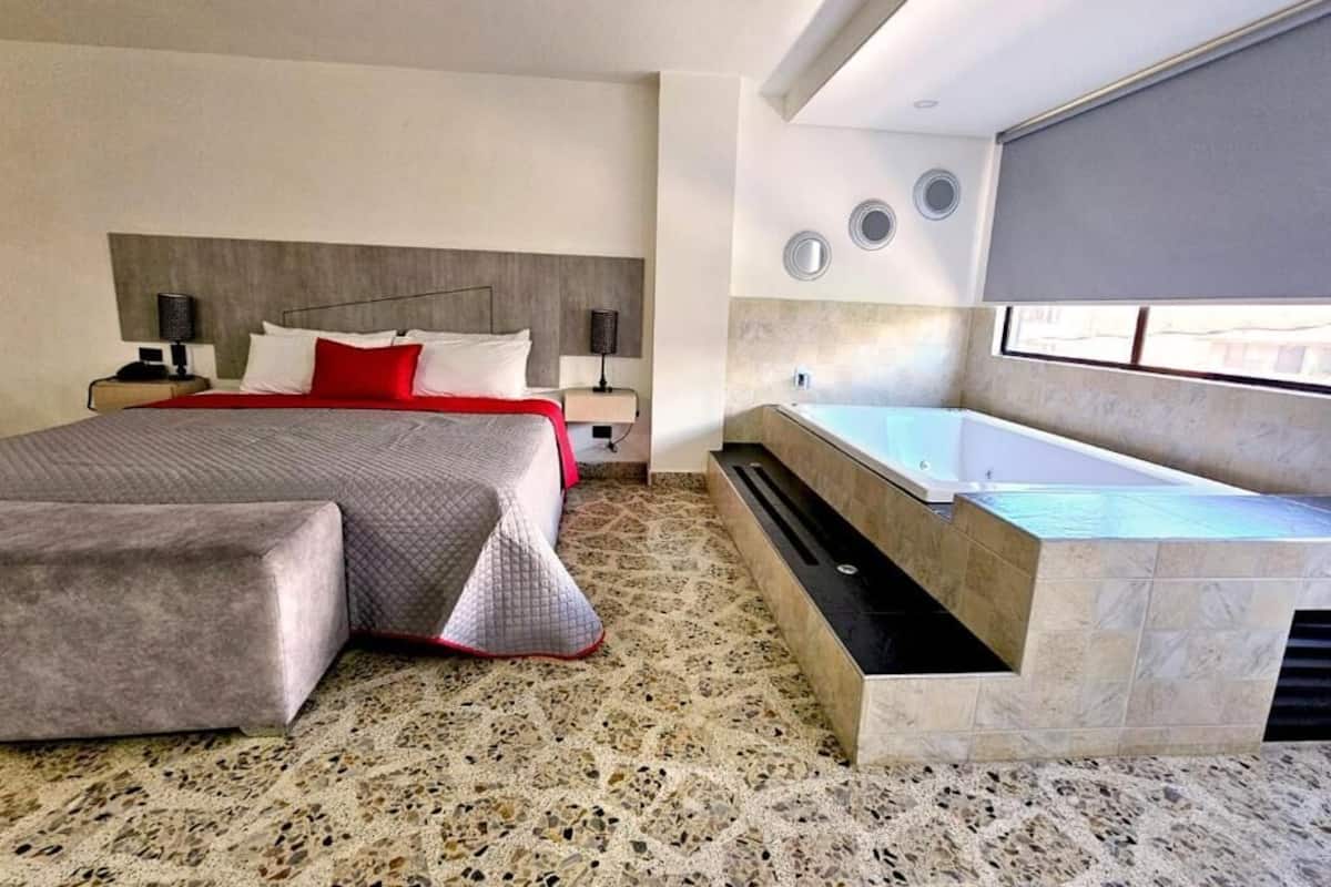 Apartamento Deluxe, bañera de hidromasaje | 2 dormitorios, ropa de cama hipoalergénica, minibar