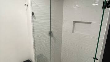 Habitación Deluxe, hidromasaje | Baño | Secadora de cabello, toallas, jabón, shampoo