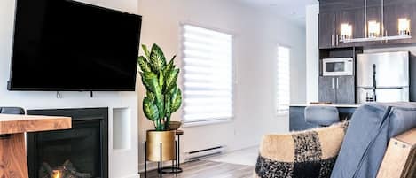 Smart TV, fireplace