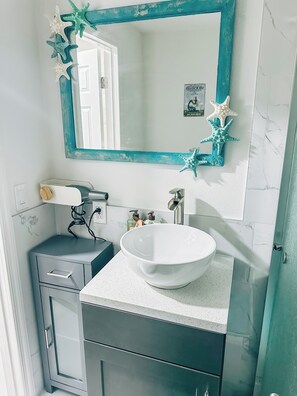 Een haardroger, handdoeken, zeep, toiletpapier