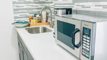 Refrigerador, microondas, cafetera y tetera y tetera eléctrica
