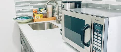 冰箱、微波炉、茶具/咖啡用具、电热水壶