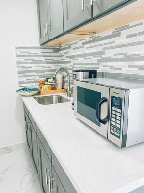 Køleskab, mikrobølgeovn, kaffe-/temaskine, elkedel