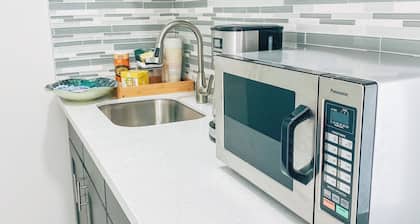 Brand new apartment, with a ocean theme! Less than 10 minutes away from Airport