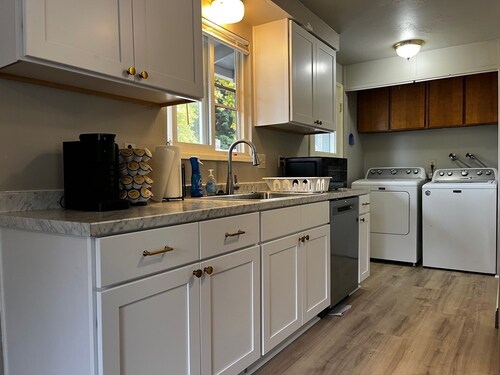 3B/1BA <1mi from Hospital w/ Self Check-in + Laundry