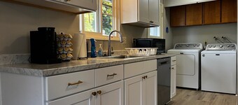 3B/1BA <1mi from Hospital w/ Self Check-in + Laundry