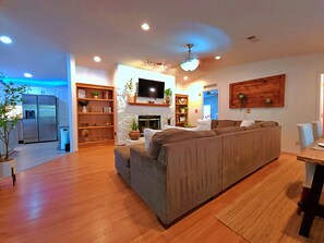 Een smart-tv en een open haard