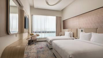 Minibar, desk, laptop workspace, free WiFi