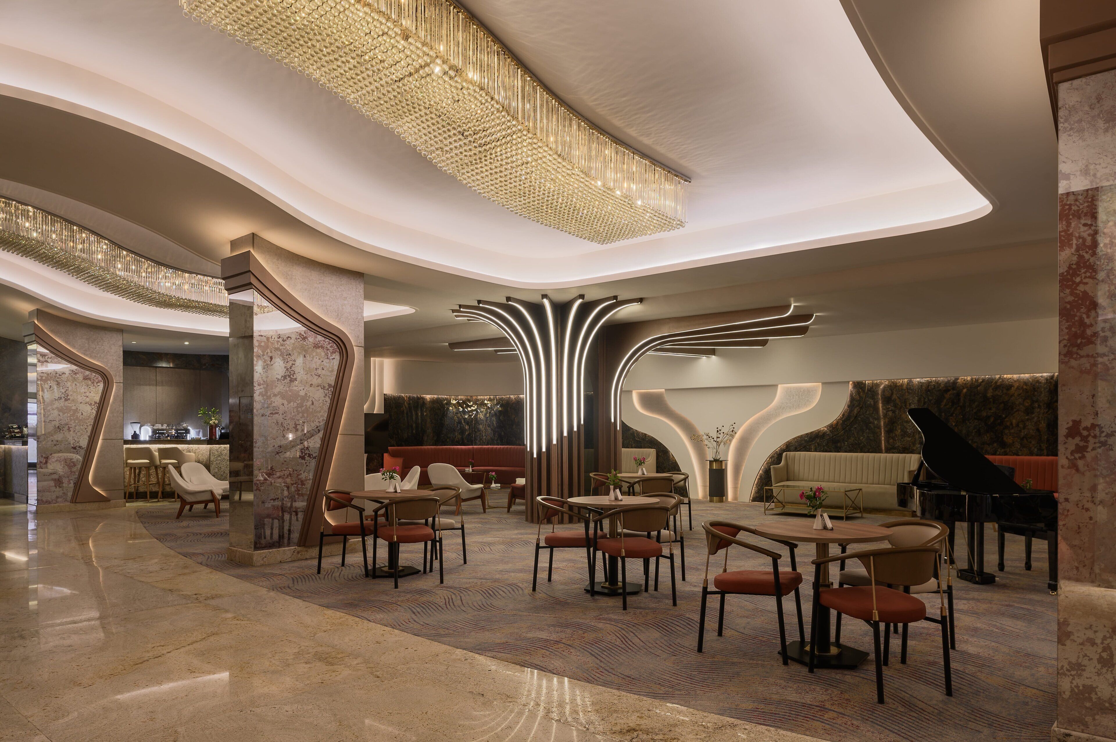 Un'elegante hall d'hotel moderna con un grande lampadario, un pianoforte e una zona bar.