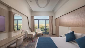 Minibar, escritorio, espacio para trabajar con laptop y wifi gratis