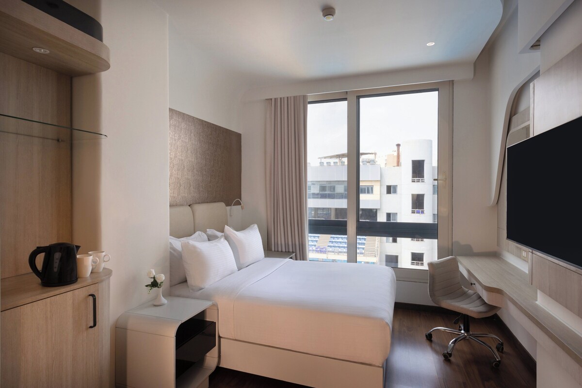 Minibar, desk, laptop workspace, free WiFi