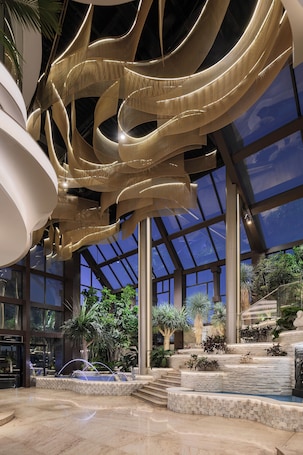 Entrada al alojamiento. Crowne Plaza Alexandria Mirage by IHG