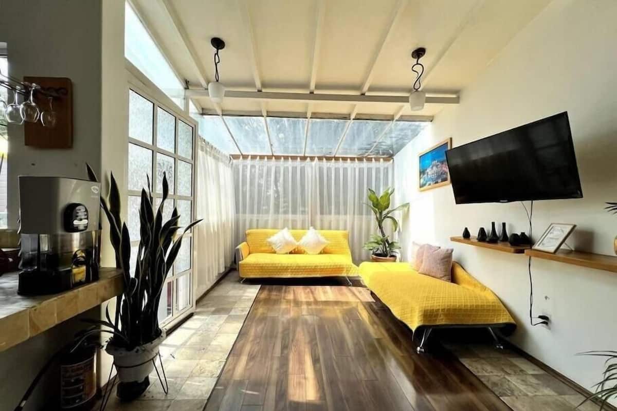 Departamento de lujo | Área de sala de estar | Televisión de pantalla plana de 50 pulgadas con canales por cable