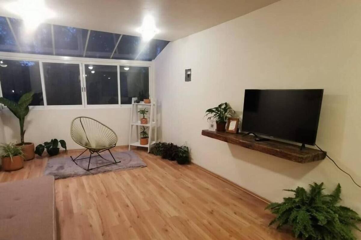 Superior-Apartment | Wohnbereich | 50-Zoll-Flachbildfernseher mit Kabelempfang