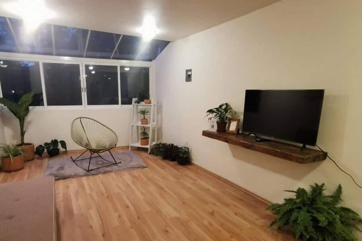 Departamento superior | Área de sala de estar | Televisión de pantalla plana de 50 pulgadas con canales por cable
