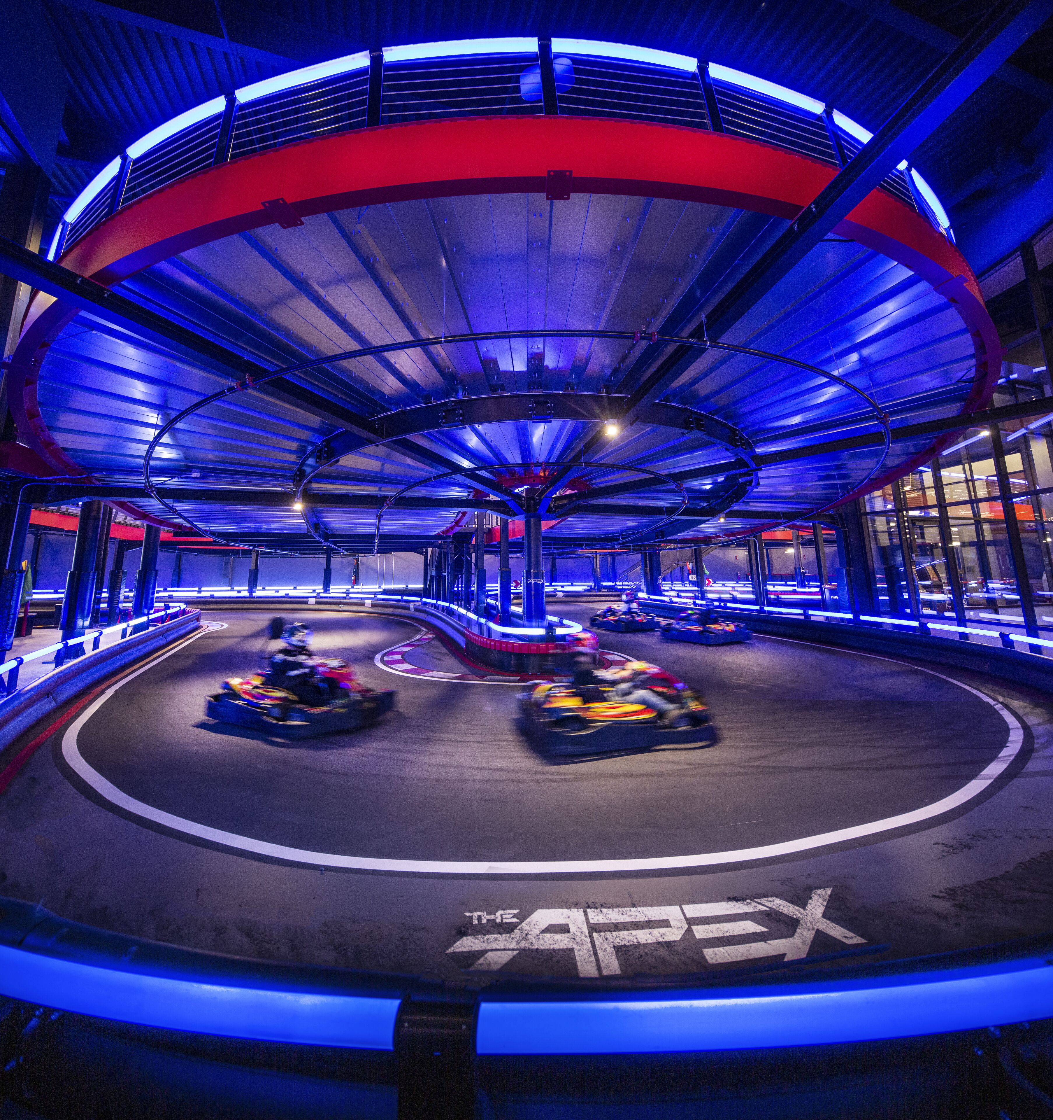 Una pista de carreras de karts con trazado circular y una plataforma elevada en el centro.