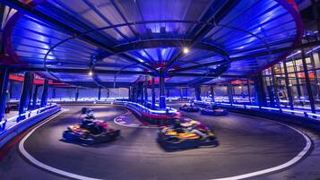 Una pista di go-kart con percorso circolare e una piattaforma rialzata al centro.