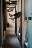 Ropa de cama de alta calidad y caja de seguridad en la habitación 